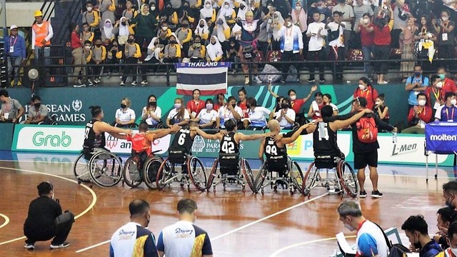 Selebrasi tim basket kursi roda putra Indonesia usai mengalahkan Kamboja dalam ASEAN Para Games 2022 di GOR Sritex Arena, Solo, Minggu (31.07/2022). FOTO: Agung Santoso