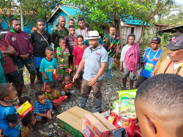 Wakil Bupati Yahukimo, Esau Miram membagikan makanan tambahan dan sembako kepada korban banjir di Dekai, ibu kota Kabupaten Yahukimo. (Foto Esau Miram)