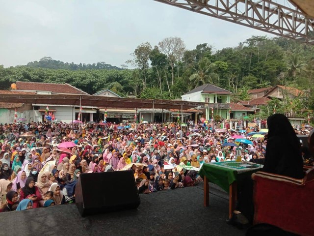 Pengajian umum yang diisi oleh Ustazah Mumpuni Handayayekti Desa Winduaji, Kecamatan Paguyangan, Kabupaten Brebes dihadiri ribuan emak-emak, Minggu (31/7/2022). 