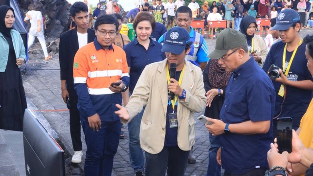 Wali Kota Ternate M. Tauhid Soleman dikenalkan aplikasi panduan batu angus oleh mahasiswa KKN UGM. Foto: Dealfrit Kaerasa/cermat