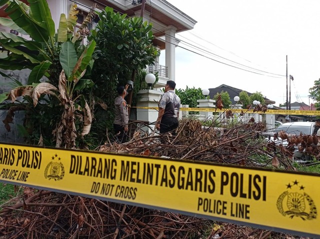 ANGGOTA Polsek Tampan, Pekanbaru, memeriksa tiang listrik di Jalan Melur, Panam, usai seorang pelajar, Muhammad Kaffa (13), tewas tersengat listrik saat pulang sekolah,Jumat (29/7/2022).. (FOTO: SELASAR RIAU/DEFRI CANDRA)
