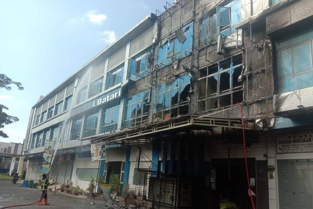 Gedung Batari School di Medan terbakar karena korsleting listrik. Foto: Dok. Istimewa