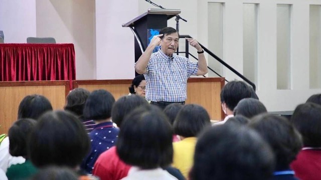 Menko Marves Luhut Binsar Pandjaitan dan istri, berdialog dan memberi pengarahan kepada siswa baru SMA Unggulan DEL. Foto: Instagram/@luhut.pandjaitan