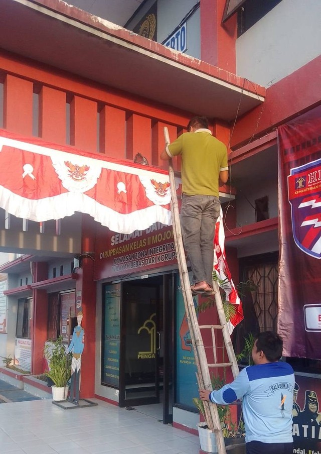 Rupbasan Mojokerto Pasang Umbul-Umbul Untuk Semarakkan HUT RI 77 (Foto:HumsRupMoker)