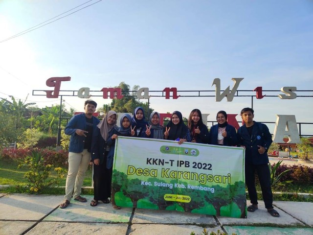Foto bersama Tim KKN-T IPB dengan salah satu anggota Pokdarwis Karangsari (Foto: Dokumen pribadi)