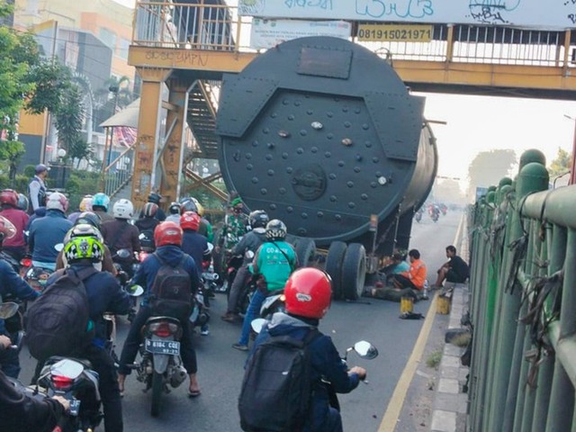 Truck Tangki menyangkut di JPO depan Grand Mall Kranji Bekasi Kota arah Harapan Indah. Foto: Instagram/@tmcpoldametro