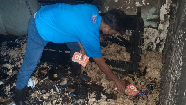 Petugas menunjuk dugaan penyebab kebakaran yang melanda kamar milik seorang kakek di Kota Jogja. Foto: istimewa