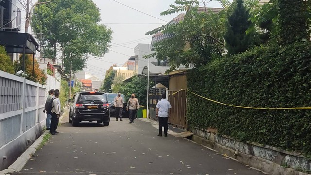 Polisi kembali datangi rumah dinas Irjen Ferdy Sambo di Kompleks Polri Duren Tiga, Jakarta Selatan, Senin (1/8). Foto: Jonathan Devin/kumparan