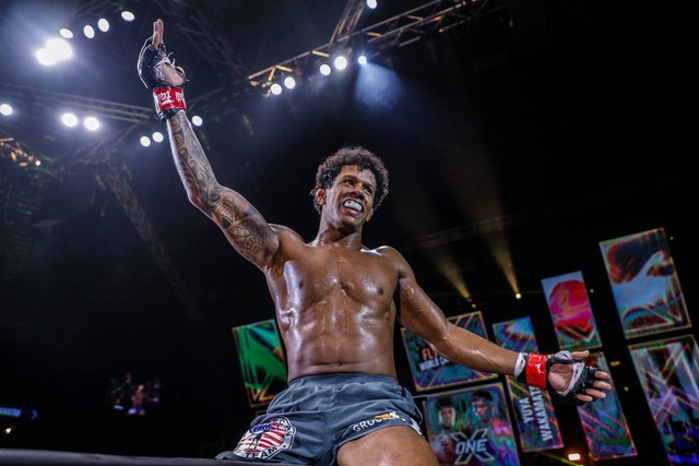 Adriano Moraes merayakan kemenangan di atas Circle usai mempertahankan sabuk juara dunia ONE Flyweight. Foto: ONE Championship