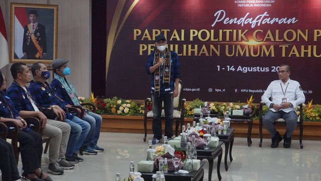 Partai Rakyat Adil Makmur (PRIMA) mendaftarkan Pemilu 2024 di KPU. Foto: Iqbal Firdaus/kumparan