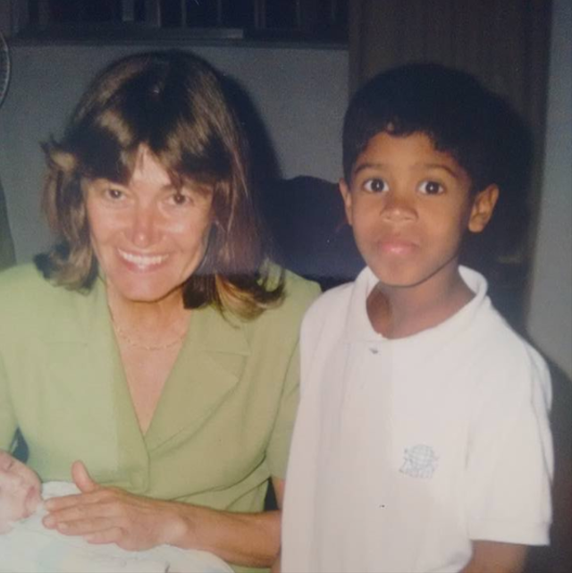 Adriano Moraes kecil berfoto bersama ibu angkatnya. Foto: ONE Championship