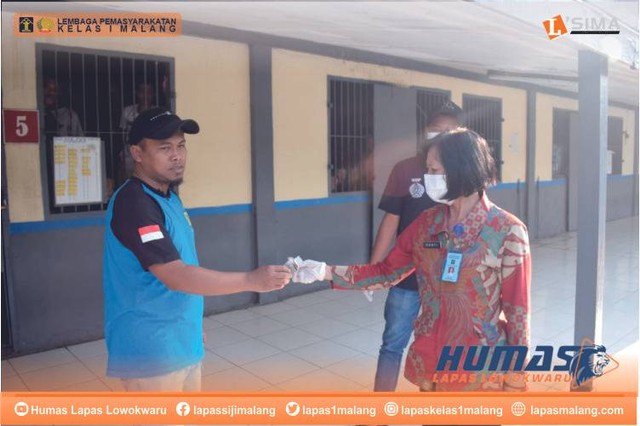 Kanti Wiheni selaku petugas kesehatan Lapas Kelas I Malang memberikan bubuk abate & kaporit kepada WBP Tamping. Foto : Rudy/humaslapasmalang.