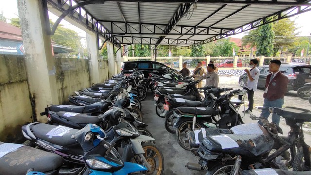 Calon peserta pelang melihat berbagai jenis kendaraan yang saat ini berada di kantor BPKAD Kobar. Foto: Lukman Hakim/InfoPBUN