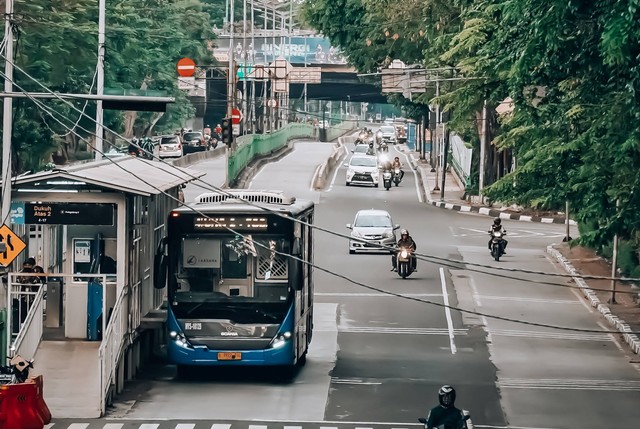 cara ke trans studio cibubur naik busway. sumber foto : unsplash/yulia.