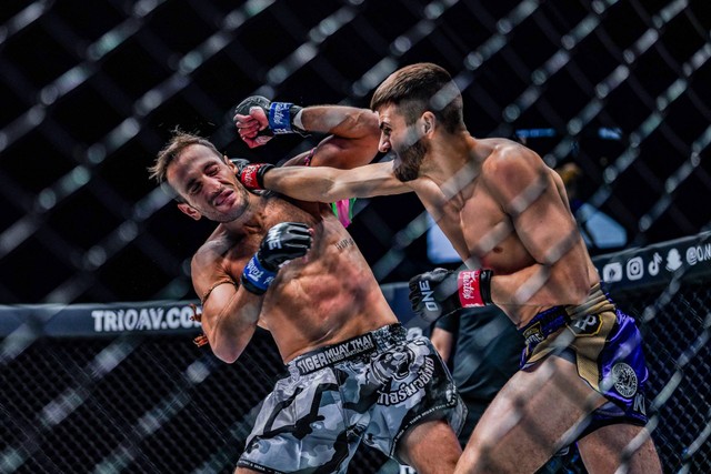 Michael Savvas (kanan) melayangkan pukulan pada Amir Naseri di ONE 157 (Foto: ONE Championship)