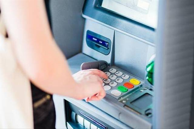 Cara mengatasi lupa PIN ATM dan buku tabungan hilang. Foto: Unsplash. 