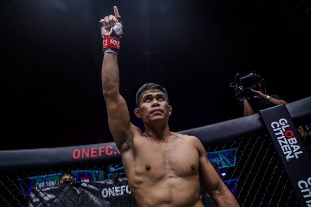 Eko Roni Saputra mengangkat tangannya jelang laga melawan petarung MMA Kamboja Chan Rothana di ONE: LIGHTS OUT. Foto: ONE Championship