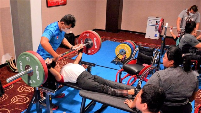 Atlet angkat berat ASEAN Para Games 2022 Indonesia berlatih, baru-baru ini. FOTO: Agung Santoso