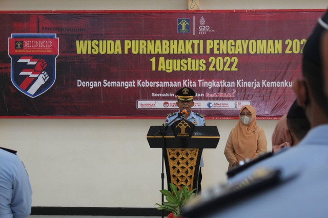 Pegawai purna yang memberikan sambutan