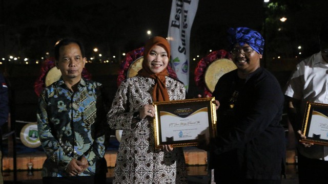 PT Jasa Marga (Persero) Tbk meraih penghargaan dalam ajang Bank Sampah Sungai Cisadane (Banksasuci) Award yang diselenggarakan dalam Festival Sungai Tahang, Tangerang, pada Selasa (27/7).  Foto: Dok. Jasa Marga