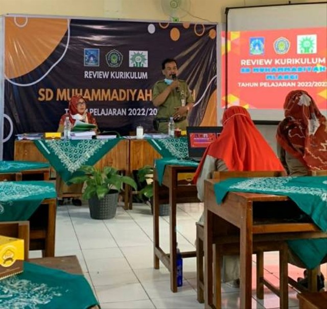 M﻿undiharto, S.Ag selaku korwil sekaligus pengawas SD Kapanewon Gamping memberi sambutan dalam acara Review Kurikulum Tahun Pelajaran 2022/2023 SD Muhammadiyah Mlangi.