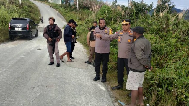 Olah tempat kejadian perkara penembakan di Dogiyai Papua. (Foto Humas Polda Papua)
