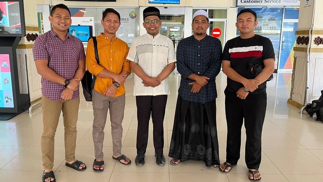 Teungku Munawir (tengah), putra Aceh saat diantar kerabatnya melalui Bandara SIM untuk berangkat menjadi imam masjid di New York, Amerika Serikat. Foto: Kiriman untuk acehkini 