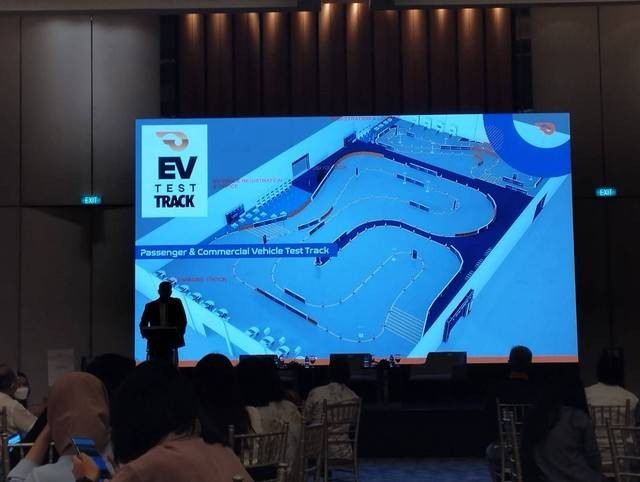 Mini sirkuit di GIIAS 2022 untuk jajal mobil dan motor listrik. Foto: Muhammad Ikbal/kumparan