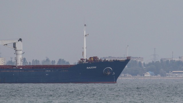 Kapal berbendera Sierra Leone Razoni meninggalkan pelabuhan laut di Odesa setelah memulai kembali ekspor biji-bijian, di tengah serangan Rusia di Ukraina. Foto: Serhii Smolientsev/REUTERS