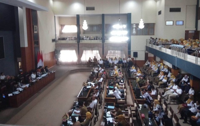 Ratusan tenaga honorer di Kabupaten Kuningan, Jawa Barat, saat melakukan audiensi di Gedung DPRD Kuningan. (Andri)