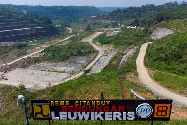 Foto udara lokasi pembangunan Bendungan Leuwikeris di Ciharalang, Kabupaten Ciamis, Jawa Barat, Senin (1/8/2022).  Foto: Adeng Bustomi/ANTARA FOTO