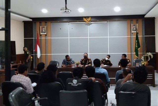 Kajari Ternate didampingi para kepala seksi saat hearing dengan sejumlah aliansi pemuda dan masyarakat adat. Foto: Istimewa