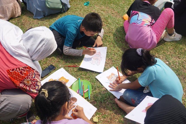 Penampilan para komunitas di Weekend Seru Festival Hari Anak (FHA) 2022 di Taman Anggrek, Gelora Bung Karno, Jakarta Pusat, Minggu (31/7/2022).
 Foto: Iqbal Firdaus/kumparan
