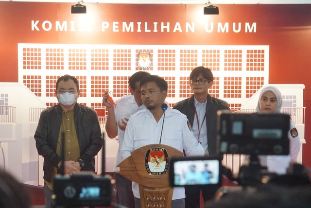 Anggota Komisioner KPU RI Idham Holik saat konferensi pers di Gedung KPU, Senin (1/8).  Foto: Iqbal Firdaus/kumparan