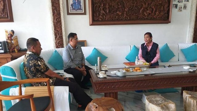 Pertemuan Penjabat Gubernur Sulawesi Barat Akmal Malik dengan CEO Susi Air, Susi Pudjiastuti. Foto: Dok. Humas Pemprov Sulbar