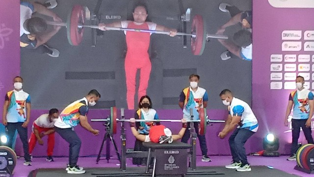 Atlet para angkat berat, Ni Nengah Widiasih, tampil di Kelas Women Up 45 kg ASEAN Para Games 2022 di Hotel Solo Paragon, Senin (01/08/2022). FOTO: Agung Santoso 