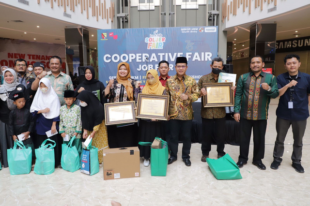 Bupati Bandung, Dadang Supriatna (tengah), foro bersama saat menghadiri job fair di Kecamatan Majalaya. Foto: Humas Pemkab Bandung