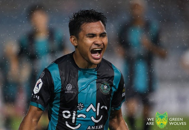 Selebrasi Asnawi Mangkualam dalam laga Ansan Greeners vs Jeonnam Dragons pada lanjutan K League 2 (Divisi 2 Liga Korsel) di Ansan Wa Stadium, Minggu (31/7/2022). Foto: Dok Ofisial Ansan Greeners