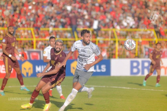 Everton Nascimento De Mendonca (kiri) dan Willian Pacheco dalam Laga PSM vs Bali United pada pekan kedua Liga 1 2022/23 di Stadion Gelora BJ Habibie, Parepare, 29 Juli 2022. Foto: Situs web resmi Liga Indonesia Baru