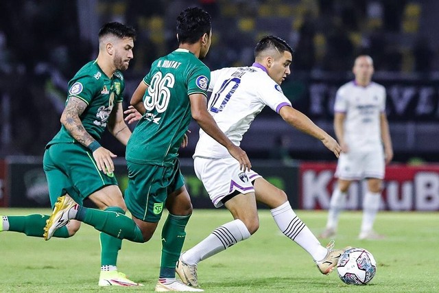 Persebaya Surabaya melawan Persita Tangerang pada lada lanjutan BRI Liga 1 di Stadion Gelora Bung Tomo, Surabaya, Senin (1/8).  Foto: Instagram/@persita.official