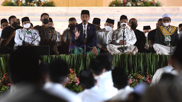 Presiden Joko Widodo (kedua kiri) dan Wakil Presiden Ma'ruf Amin (kedua kanan) mengikuti zikir dan doa kebangsaan 77 tahun Indonesia merdeka di halaman Istana Merdeka, Jakarta, Senin (1/8/2022). Foto: Hafidz Mubarak A/Antara Foto