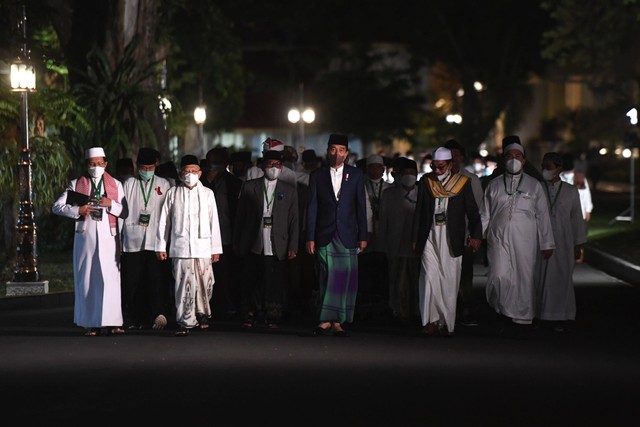 Presiden Joko Widodo (tengah) bersama Wakil Presiden Ma'ruf Amin (ketiga kiri) dan Imam Besar Masjid Istiqlal Nasaruddin Umar (kiri) berjalan bersama para ulama menuju halaman Istana Merdeka. Foto: Hafidz Mubarak A/Antara Foto