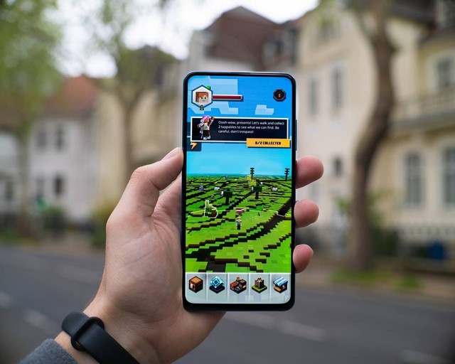 Ilustrasi memainkan game mirip Minecraft. Foto: Unsplash.com
