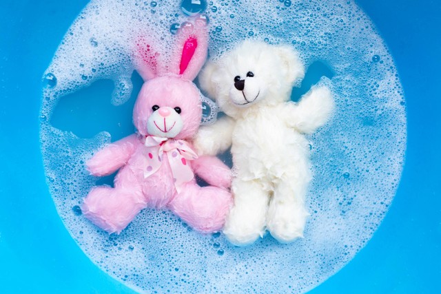 Ilustrasi mencuci boneka secara manual. Foto: Bowonpat Sakaew/Shutterstock