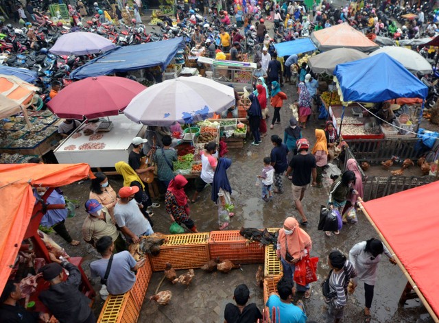 Pedagang melayani pembeli di Pasar Tugu, Bandar Lampung, Lampung, Minggu (1/5/2022). Foto: Ardiansyah/ANTARA FOTO.