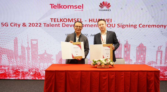 MoU ditandatangani oleh Nugroho, Chief Technology Officer (CTO) Telkomsel, dan Wang Xu, Account Director Huawei untuk Telkomsel. Foto: Huawei/Telkomsel