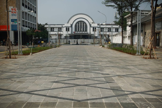 Pekerja menyelesaikan proses revitalisasi trotoar di kawasan wisata Kota Tua, Jakarta, Selasa (2/8/2022). Foto: Jamal Ramadhan/kumparan