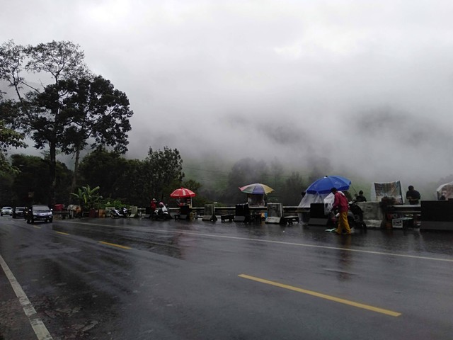 Sumber : Foto Pribadi ; Kondisi kabut di Puncak Bogor 