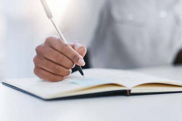 Ilustrasi menulis menggunakan anda baca. Foto: Pixabay