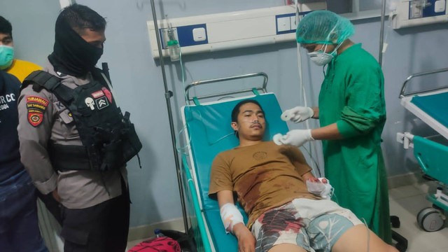 Salah seorang personel Polda Sulawesi Barat mendapatkan perawatan di rumah sakit usai kena bacok saat meringkus tersangka pelaku penyalahgunaan narkoba. Foto: Dok. Istimewa